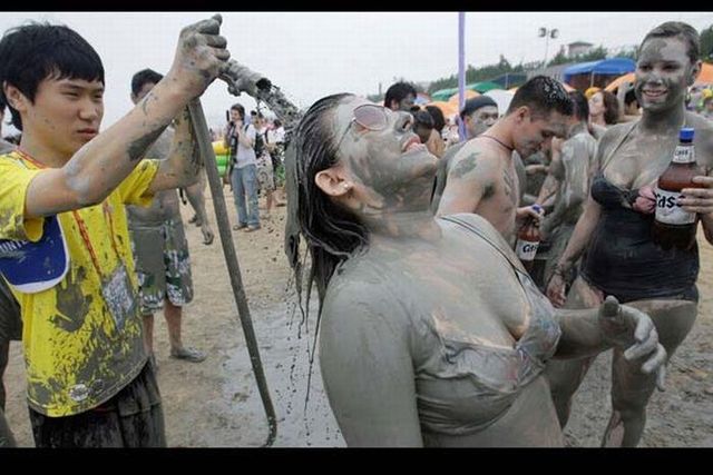 Boryeong Mud Festival 2009 – world’s dirtiest festival! (22 pics)
