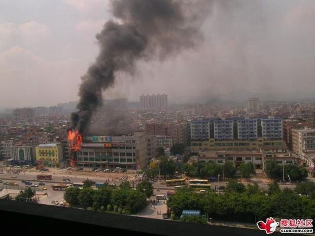 How a mall was burning (9 pics)