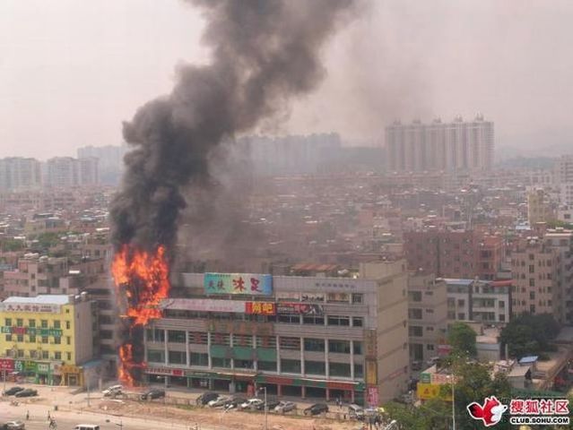 How a mall was burning (9 pics)
