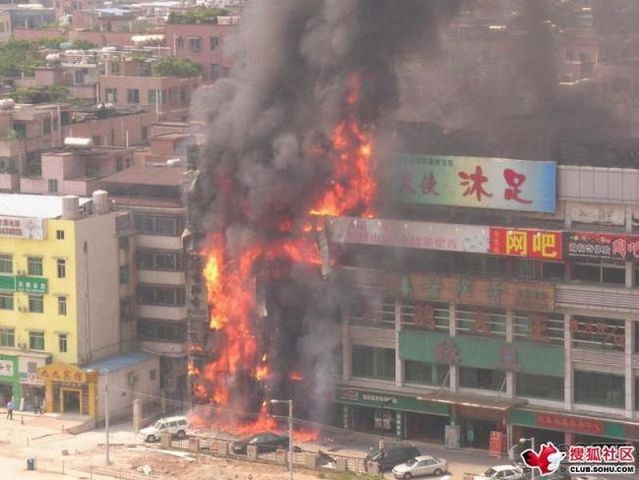How a mall was burning (9 pics)