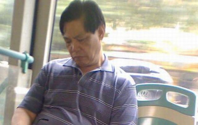 Rich Chinese guy on the bus??? (4 pics)