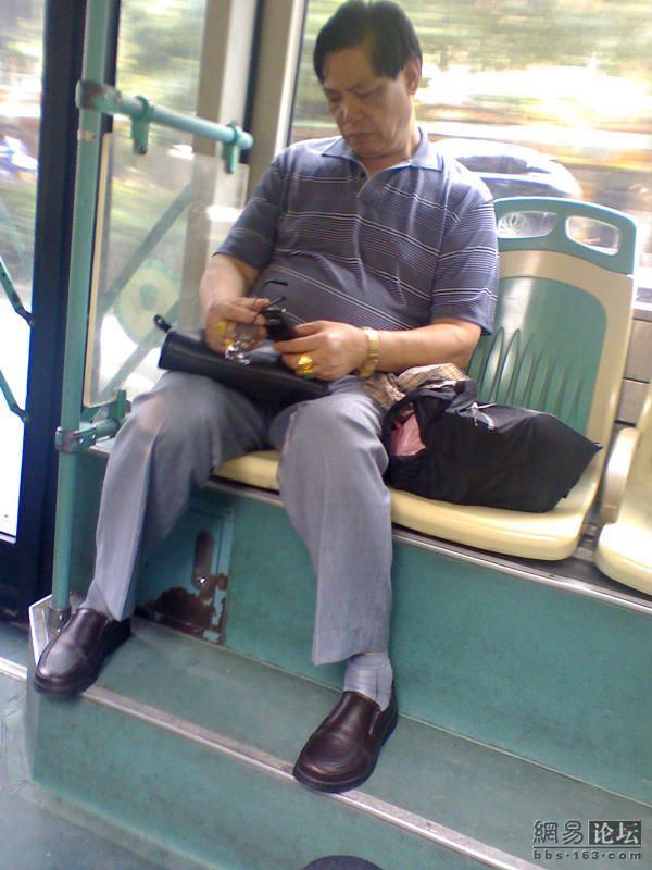 Rich Chinese guy on the bus??? (4 pics)