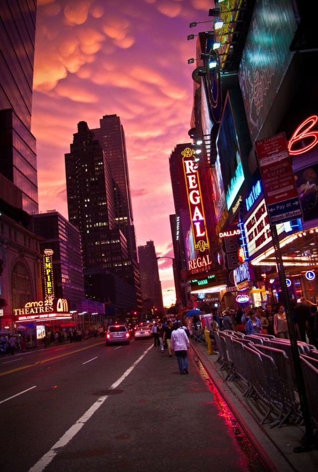 Great natural phenomenon over the New York sky (17 pics)