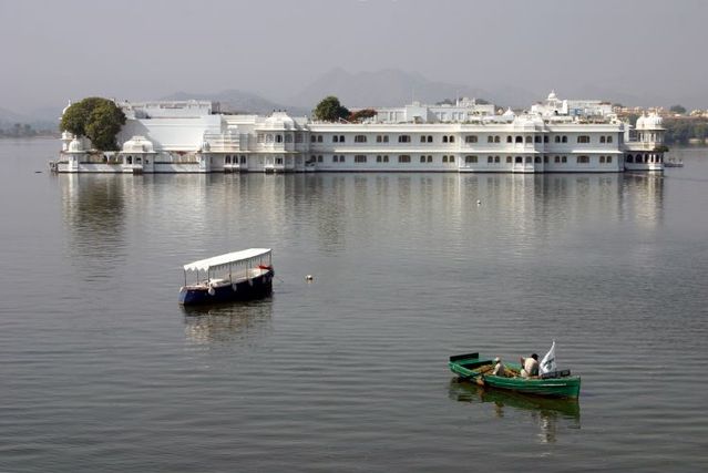 India’s Lake Palace has become a ‘Mud Palace’! (15 pics)