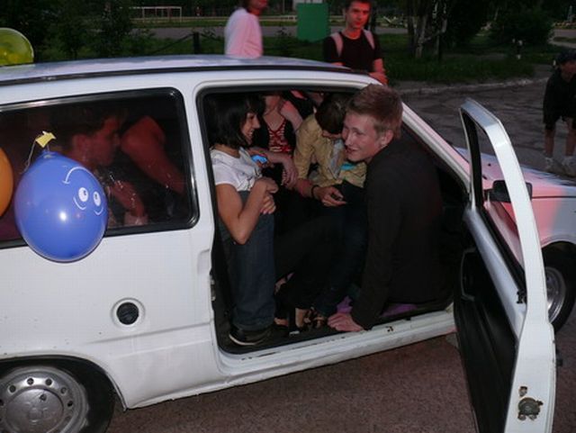 How many people can contain a very small car? (5 pics)