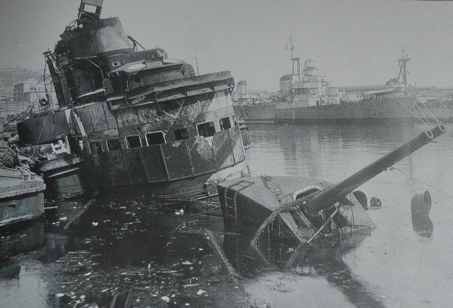 Compilation of sinking, sunken and wrecked warships (39 pics)