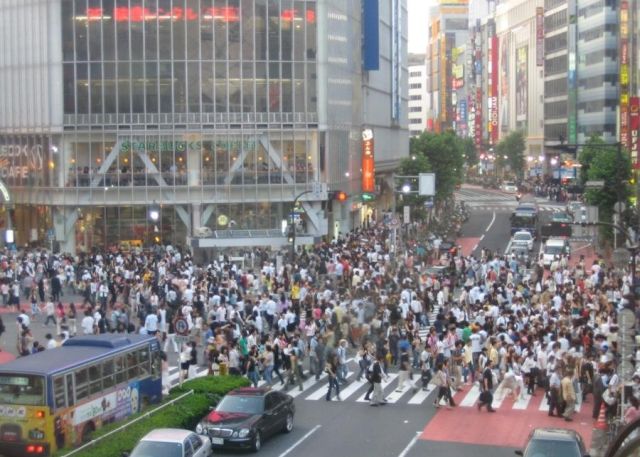Pedestrian crossing in Shibuya, Tokyo – this is craziness! (7 pics)
