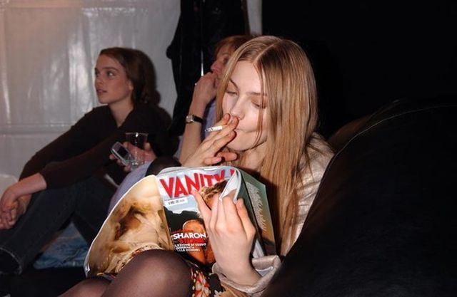 What are models usually doing behind the scenes? (30 pics)