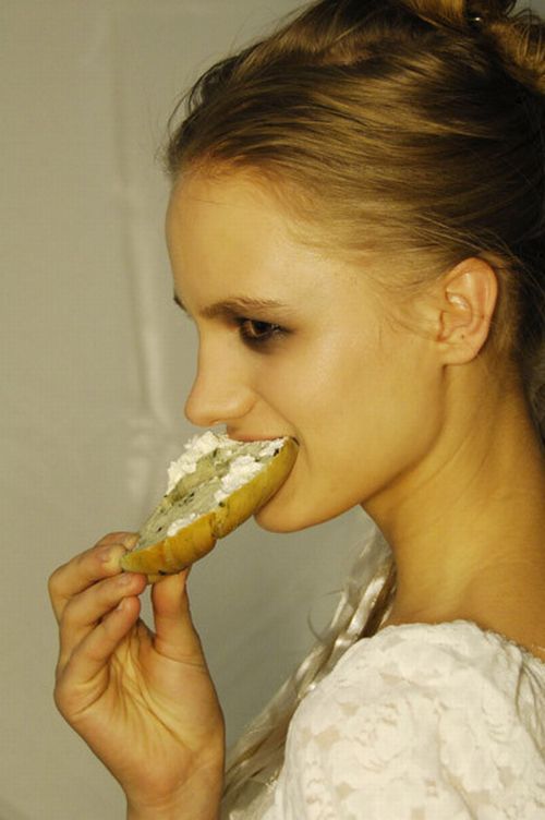What are models usually doing behind the scenes? (30 pics)