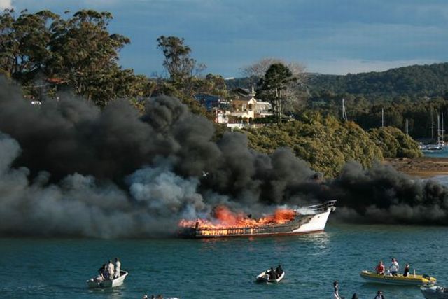 Smoke on the water near Sydney (7 pics + 1 video)