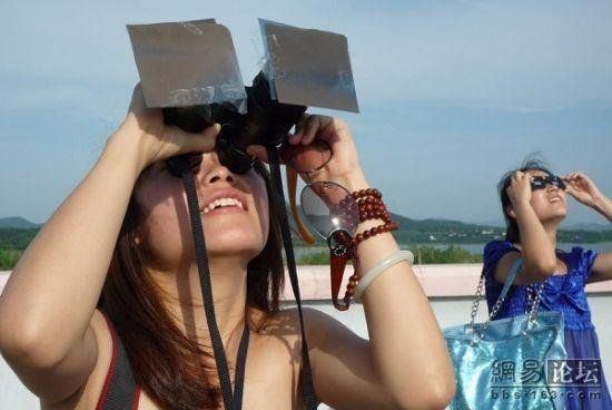 To each their own way to watch at eclipses (10 pics)