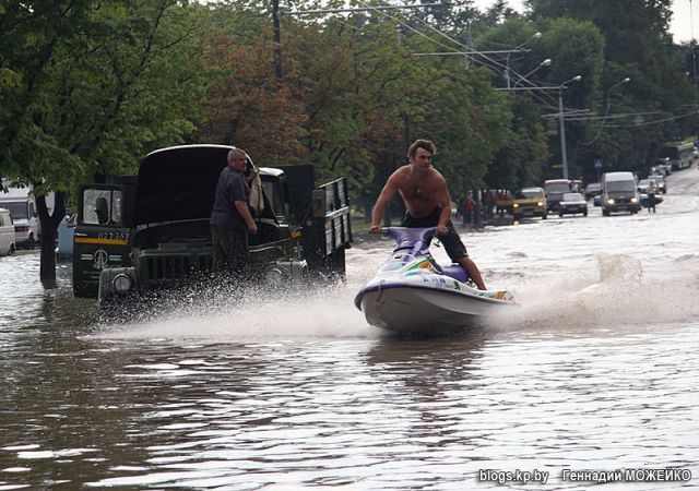 Ride a jet ski in the city (8 pics)