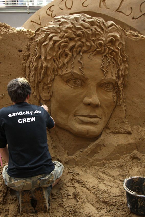 Very unsuccessful sand sculptures of Michael Jackson (11 pics)