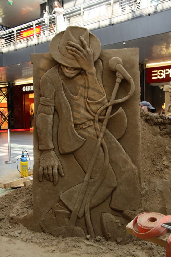 Very unsuccessful sand sculptures of Michael Jackson (11 pics)