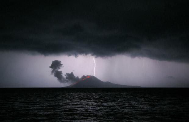 Very beautiful shots of awakening and eruption of a volcano (12 pics)