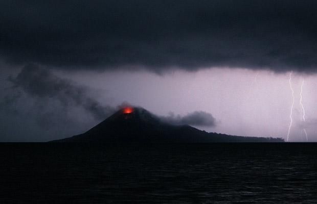 Very beautiful shots of awakening and eruption of a volcano (12 pics)