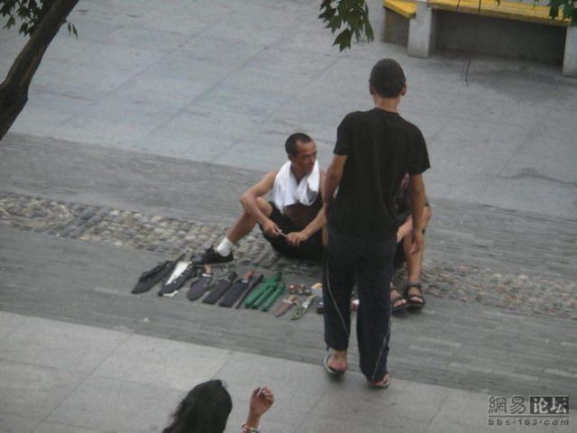 Seems you can easily buy guns on China’s streets (11 pics)