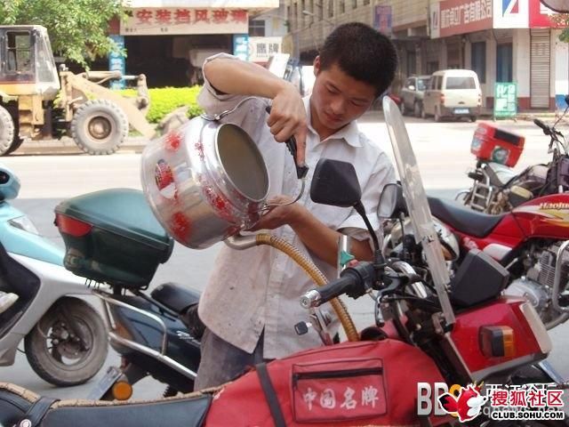 How in China they put gas in the scooters (4 pics)