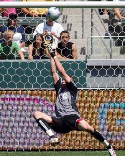 Cool pics of goalkeepers in movement (27 pics)