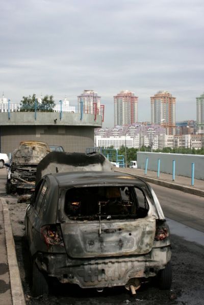 Massive car burning in Moscow (12 pics)