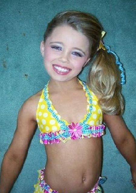 Child beauty pageant (13 pics + 1 video)
