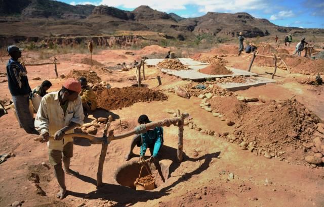 The extraction of sapphires in Madagascar (25 pics)