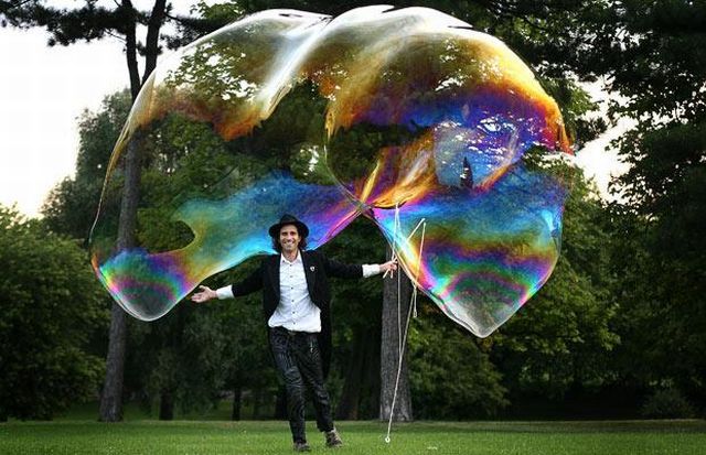 The biggest soap bubbles in the world (13 pics)