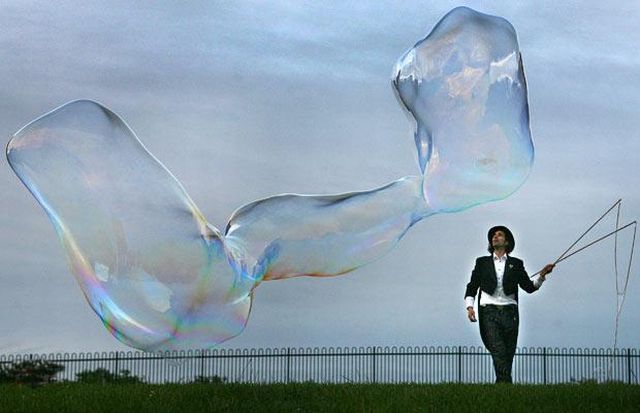 The biggest soap bubbles in the world (13 pics)