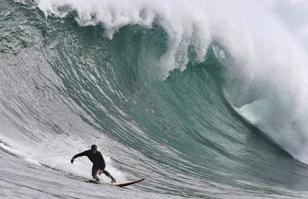 Surfing on a big wave in Cape Town (12 pics)