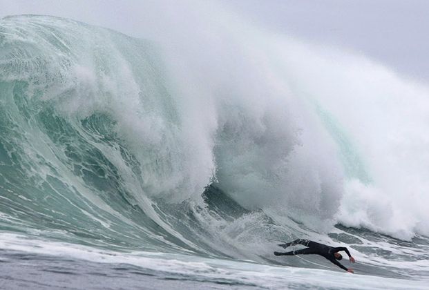 Surfing on a big wave in Cape Town (12 pics)