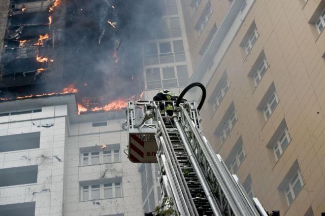 Fire in a freshly constructed apartment building (24 pics)