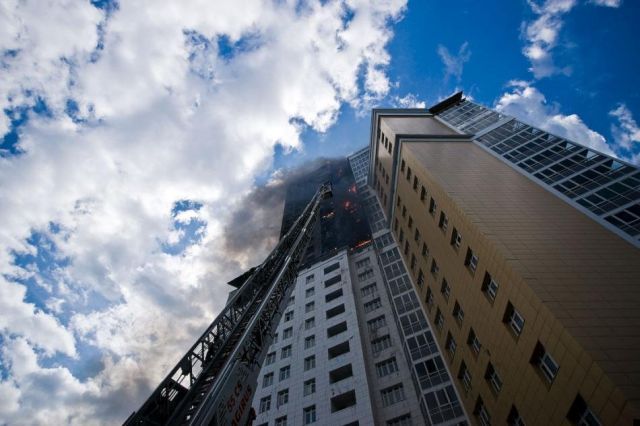 Fire in a freshly constructed apartment building (24 pics)