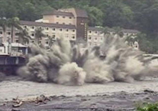 The hotel didn’t withstand the typhoon Morakot (7 pics)