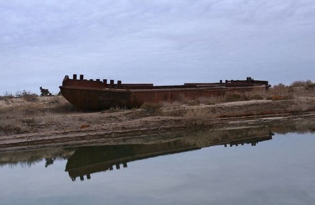 Dying Aral Sea (18 pics)