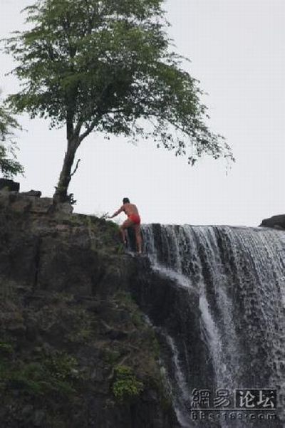 Jump from a waterfall (16 pics)