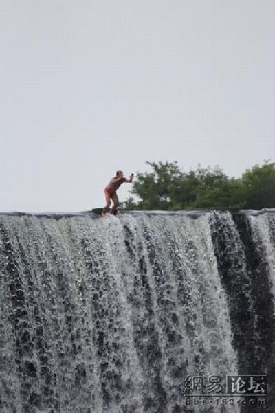 Jump from a waterfall (16 pics)