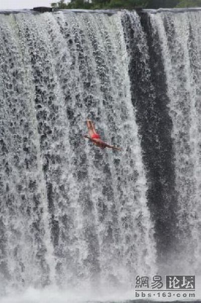 Jump from a waterfall (16 pics)