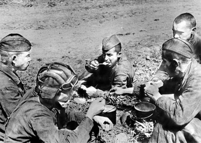 How soldiers ate during the war (15 pics)