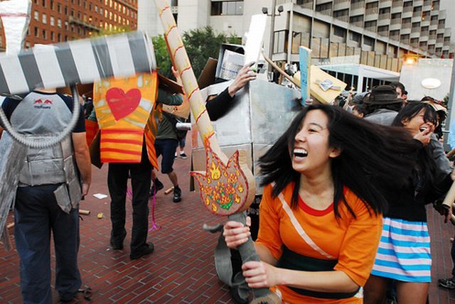 Cardboard Tube Fighting League (67 pics)