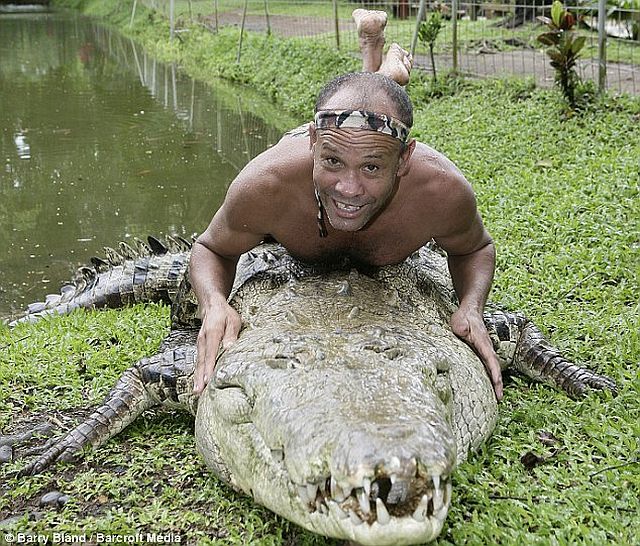 Incredible friendship between a crocodile and a human (4 pics)