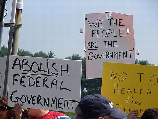 Teabaggers with signs (32 pics)