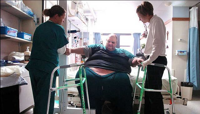 One of the heaviest men in the world has been taken to the hospital (19 pics)