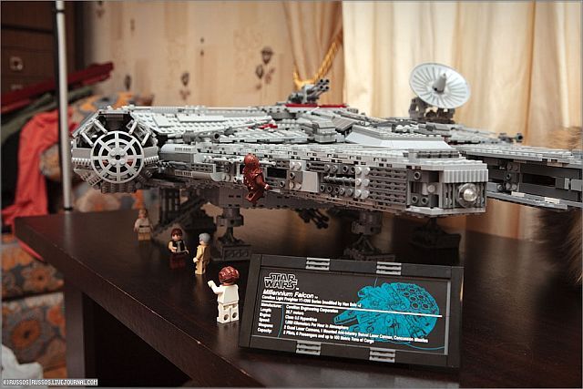 Lego Millennium Falcon (35 pics)
