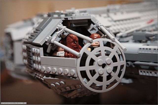 Lego Millennium Falcon (35 pics)