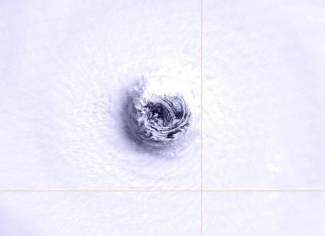 Eye of the cyclone (10 pics)