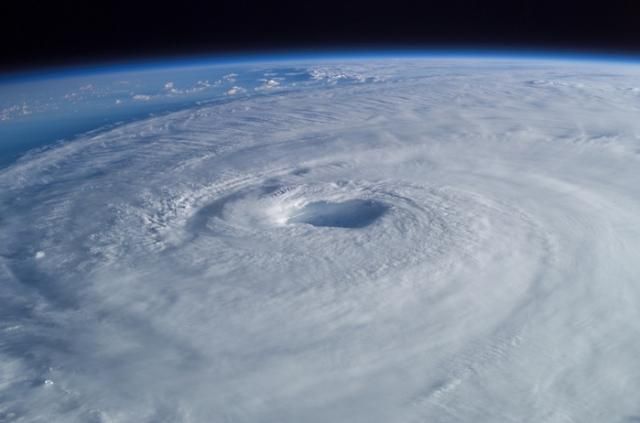 Eye of the cyclone (10 pics)