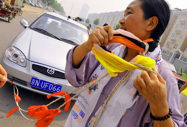 Chinese woman dragged six cars with her hair (6 pics)