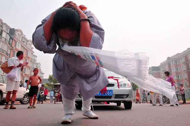 Chinese woman dragged six cars with her hair (6 pics)