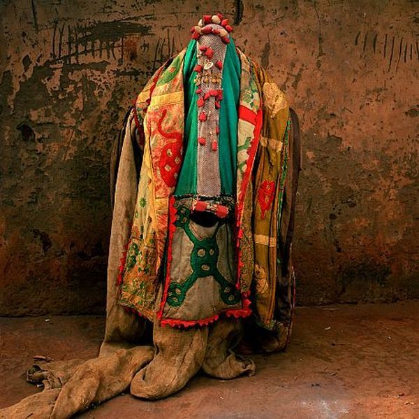 Ritual costumes from West Africa (24 pics)