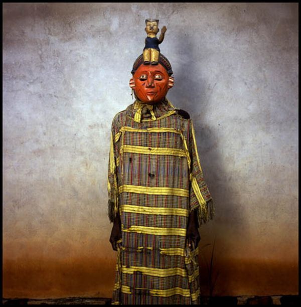 Ritual costumes from West Africa (24 pics)